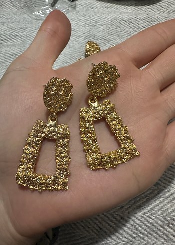 Altın Renkli Parlak Midi Küpe - Görsel 3