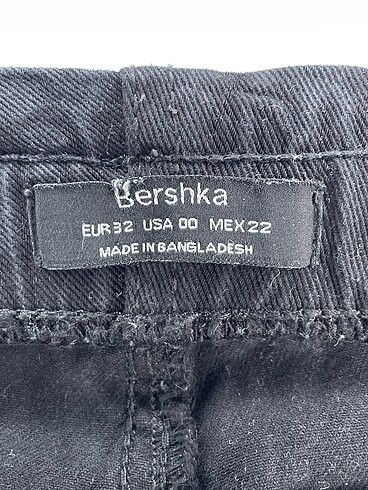 32 Beden siyah Renk Bershka Jean / Kot %70 İndirimli.