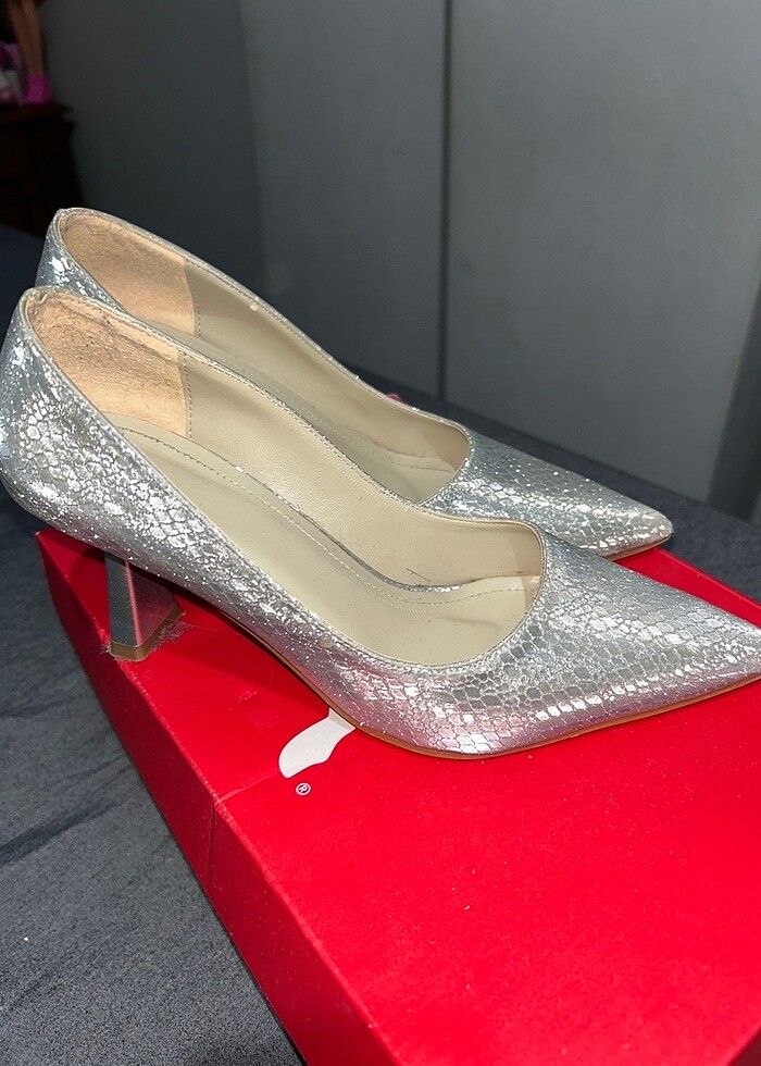 Gümüş ışıltılı deri ayakkabı - Görsel 2