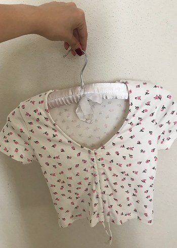 Bershka çiçekli önü büzgülü crop