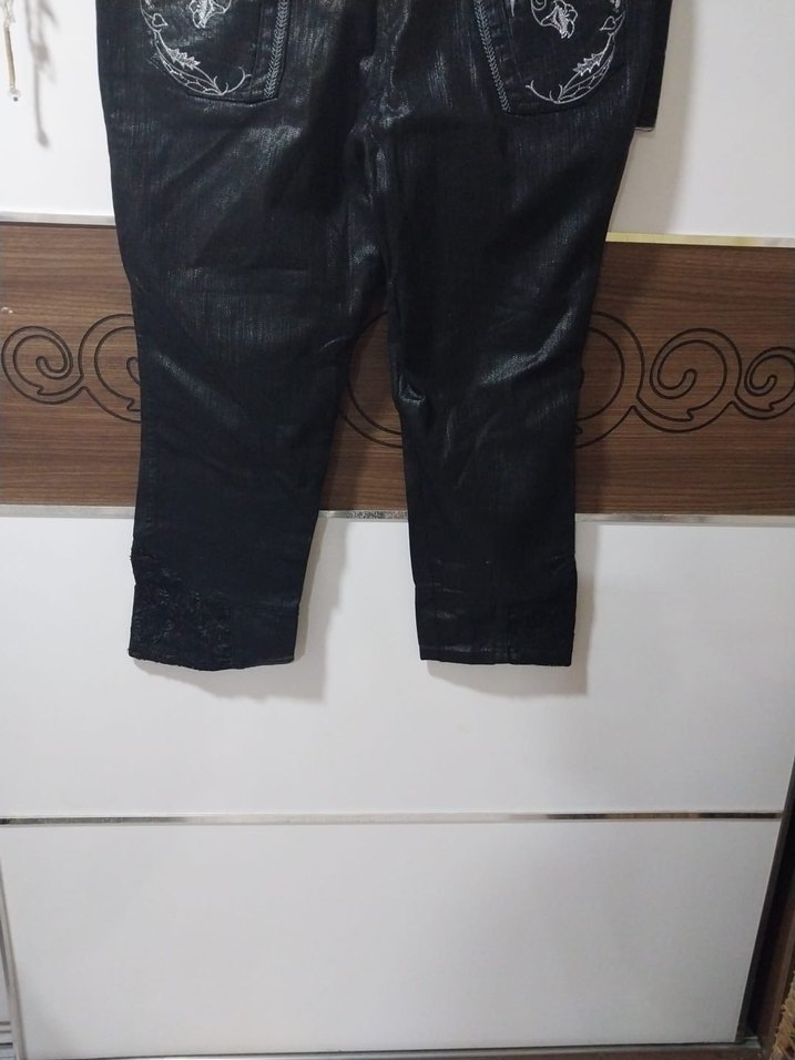 Siyah Biker Denim Kadın Kapri Pantolon - Görsel 3