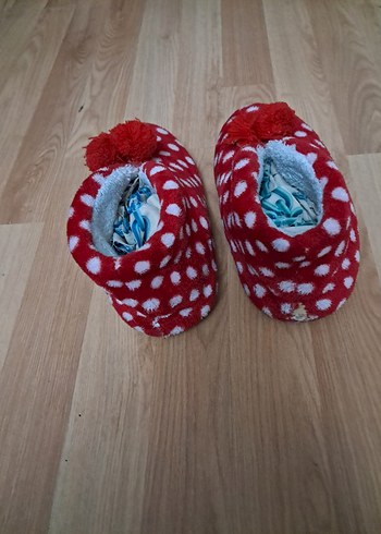 Kızlar için Kırmızı Puantiyeli Düğmeli Ev Terliği - Görsel 3