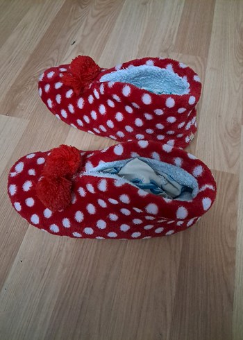 Kızlar için Kırmızı Puantiyeli Düğmeli Ev Terliği - Görsel 2