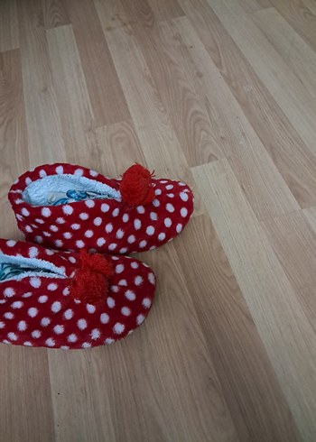 Kızlar için Kırmızı Puantiyeli Düğmeli Ev Terliği - Görsel 4