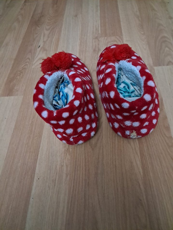 Kızlar için Kırmızı Puantiyeli Düğmeli Ev Terliği - Görsel 3