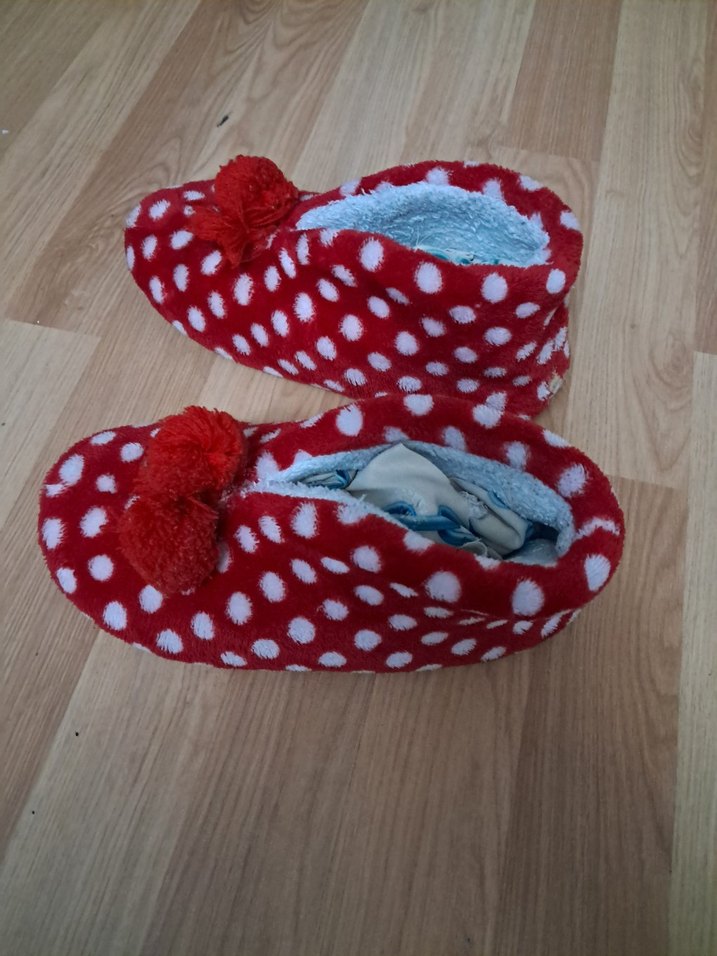 Kızlar için Kırmızı Puantiyeli Düğmeli Ev Terliği - Görsel 2