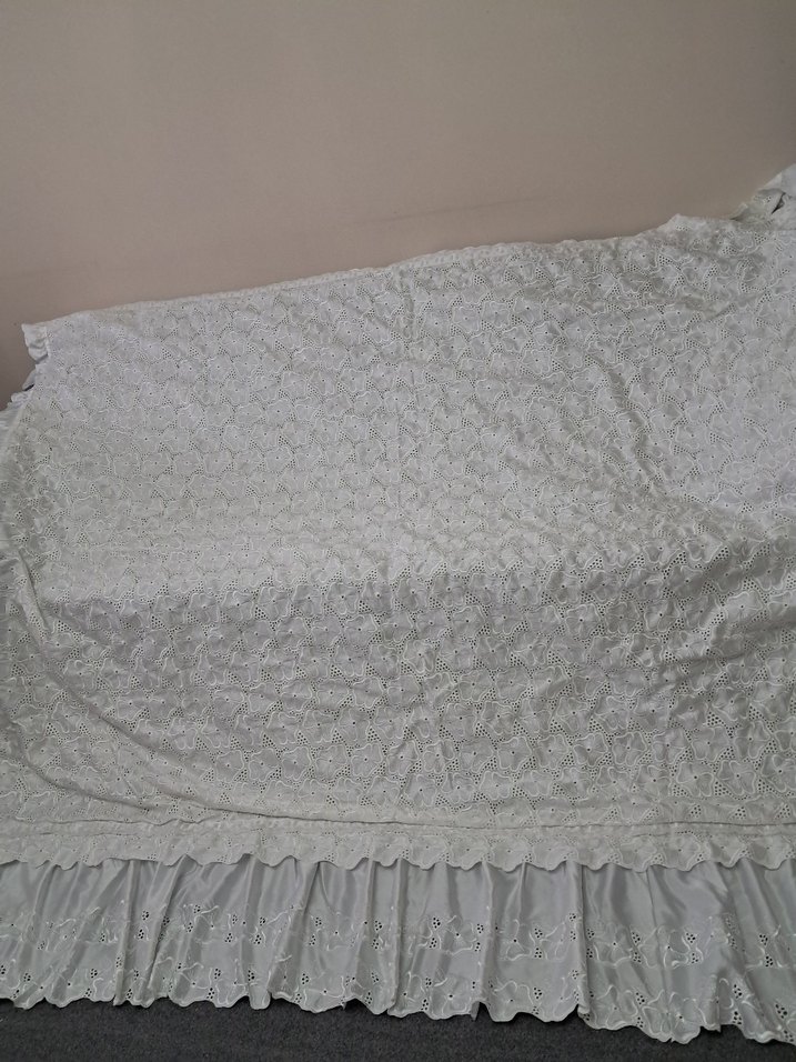 Gri İşlemeli Yatak Örtüsü - Görsel 3