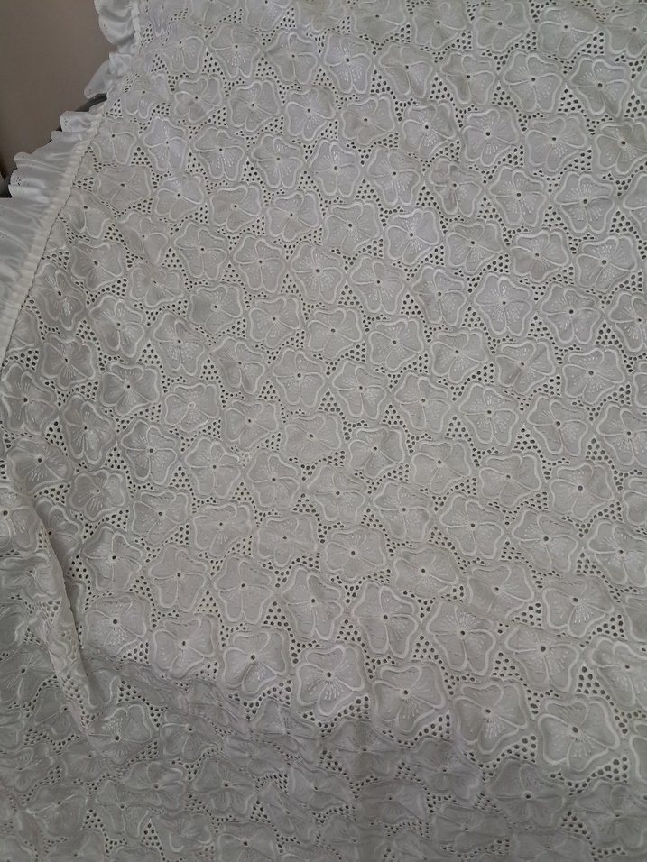 Gri İşlemeli Yatak Örtüsü - Görsel 4