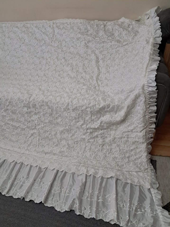 Gri İşlemeli Yatak Örtüsü - Görsel 2