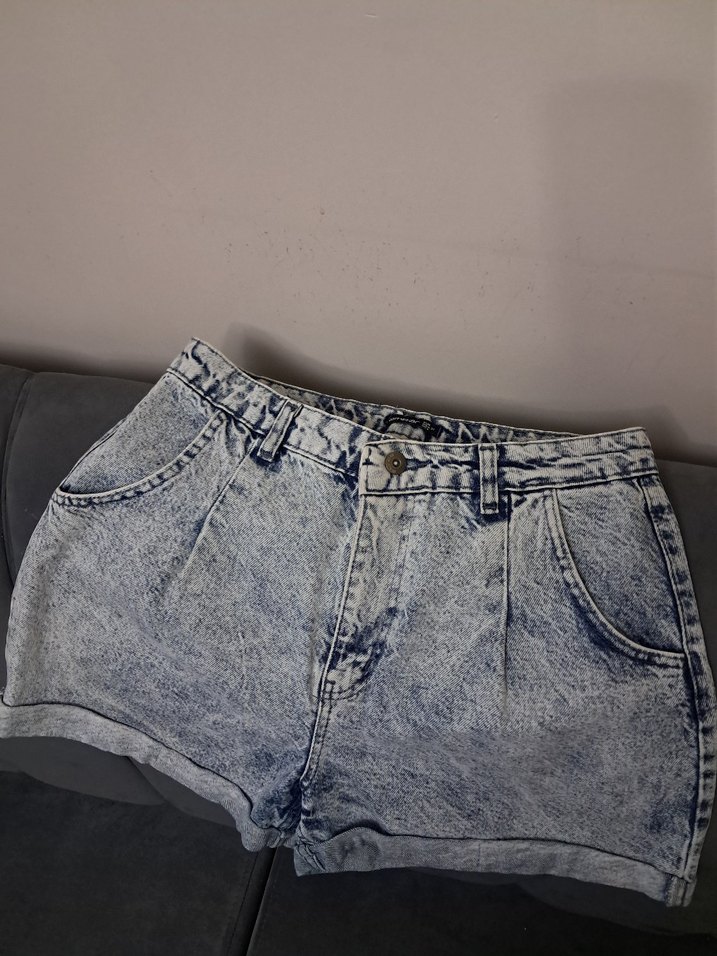 Gri Batik Desenli Düğmeli Kot Şort - Görsel 3