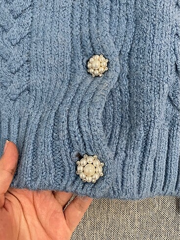 MAVİ YUMUŞACAK İNCİ DÜĞMELİ HIRKA - Görsel 3