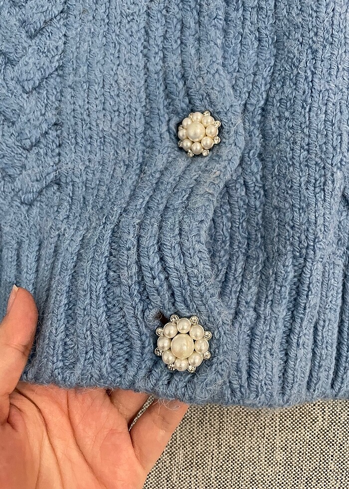 MAVİ YUMUŞACAK İNCİ DÜĞMELİ HIRKA - Görsel 3