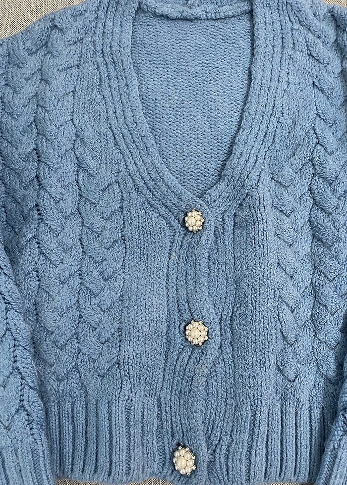 MAVİ YUMUŞACAK İNCİ DÜĞMELİ HIRKA - Görsel 2