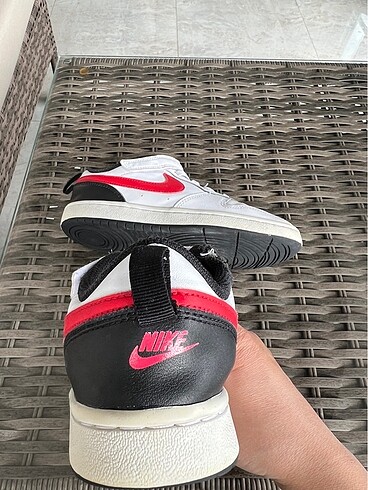 35 Beden beyaz Renk Nike ayakkabı.35 numara.Orjinal