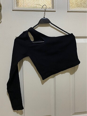 Omuzu açık pencere detaylı crop top