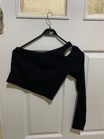 Trendyol & Milla Omuzu açık pencere detaylı crop top