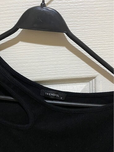 s Beden Omuzu açık pencere detaylı crop top