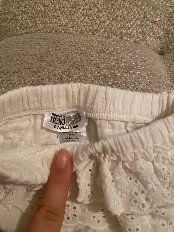 Beyaz Nakışlı Fırfırlı Bebek Kız Takımı - Görsel 2