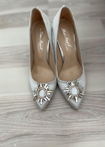 Bambi Gri Saten Tokalı Stiletto Kadın Ayakkabı