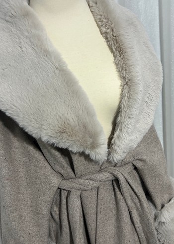 Bej Uzun Kollu Suni Kürk Detaylı Kadın Kaban - Görsel 2