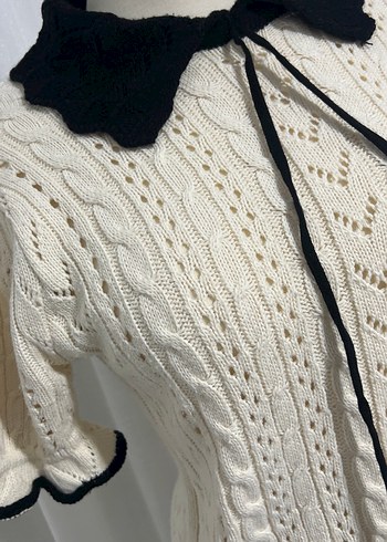 Siyah Yakalı Beyaz Örgü Kısa Kollu Kazak - Görsel 2