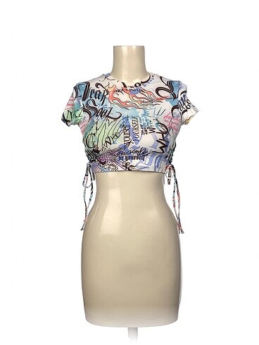 Bershka T-shirt %70 İndirimli.