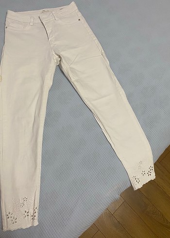 Mudo Ekru Dantel Detayli Slim Jean