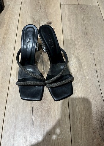 Şık Siyah Yılan Desenli Topuklu Kadın Ayakkabı - Görsel 2