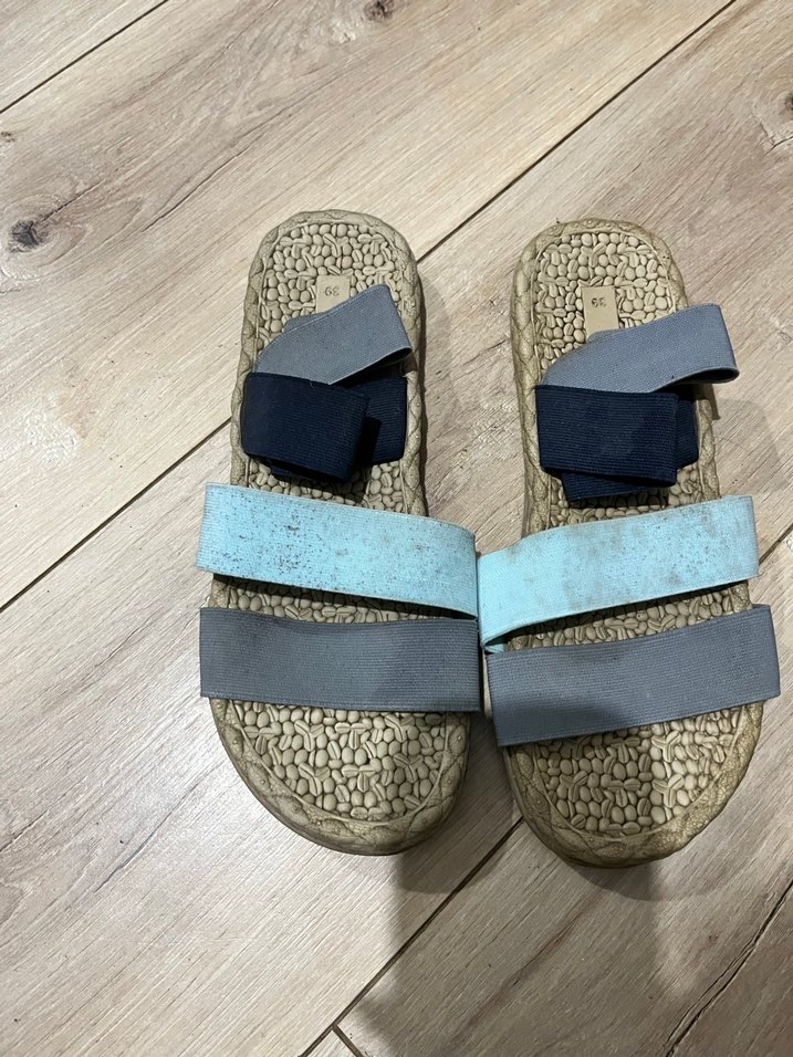 Yazlık sandalet giyilmedi için lekelendi makinede çıkıyor - Görsel 2