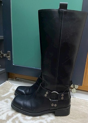 37 Beden siyah Renk bershka bot çizme