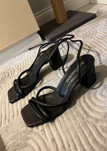 Zara Sik Siyah Kare Topuklu Sandalet