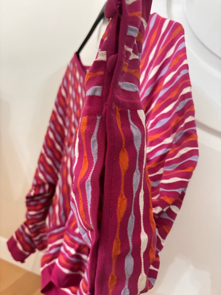 V Yaka Renkli Batik Desenli Kadın Kazak - Görsel 3