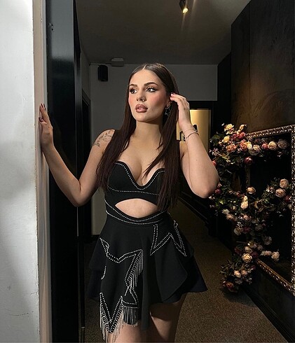 Zeynep Tosun Zeynep tosun yıldızlı elbise