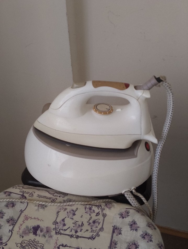 2200W Beyaz Ütü ve Baz Ünitesi - Görsel 3