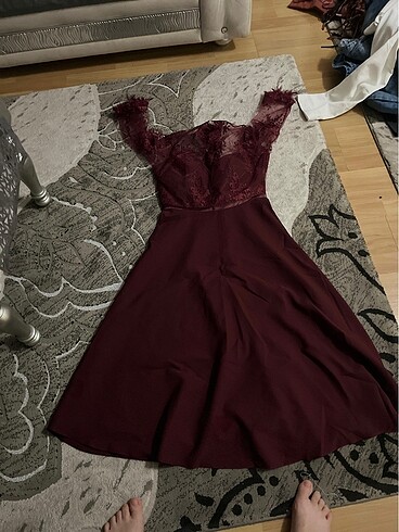 Dantelli bordo elbise