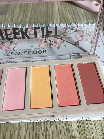 Revolution revolution cheek lift allık paleti