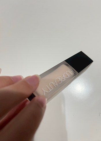 Beden Huda Beauty marshmallow kapatıcı