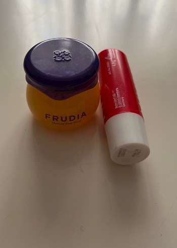 Beden frudia ve Nivea Renkli Dudak Bakım Ürünleri