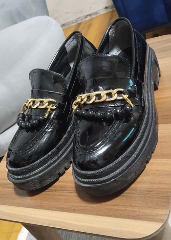 Zincir Detaylı Siyah Parlak Yılan Desenli Kadın Loafer