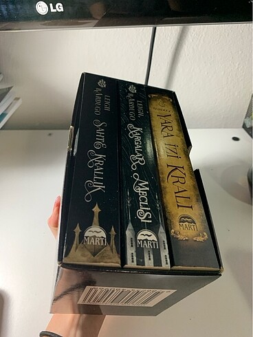  Beden Renk Leıgh Bardugo - Kargalar Meclisi - Yara İzi krallığı - Sahte Kra