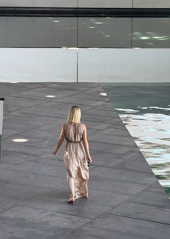 Bej Drapeli Uzun Askılı Elbise bel dekolteli - Görsel 3