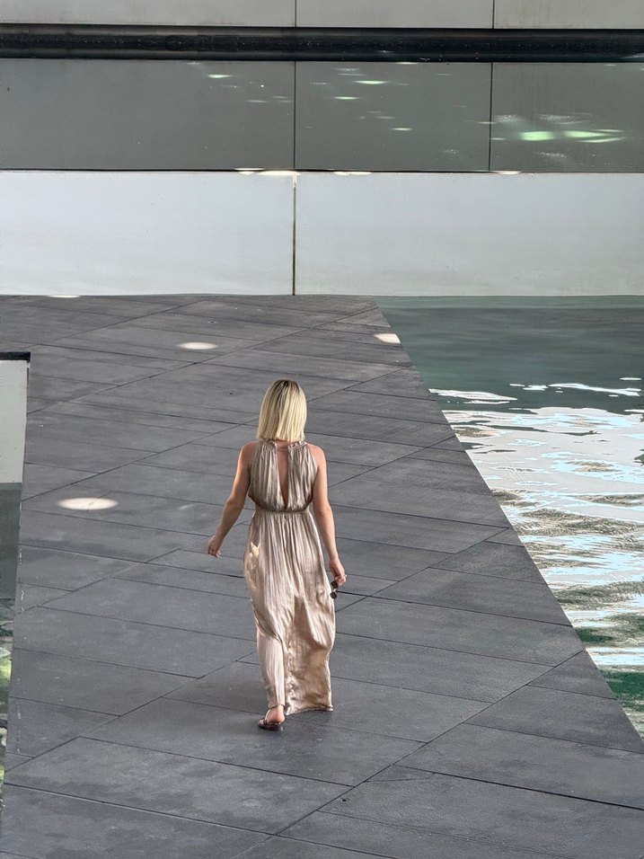 Bej Drapeli Uzun Askılı Elbise bel dekolteli - Görsel 3