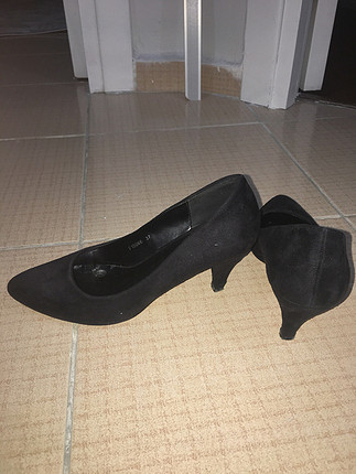 Siyah süet kısa topuk ayakkabı