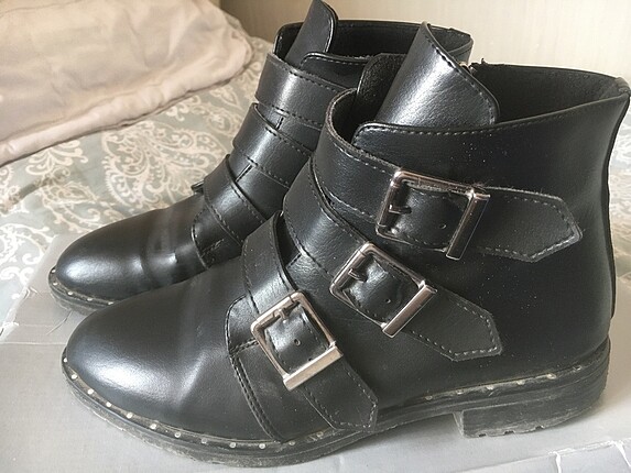 Bershka Lutvelizade siyah kemerli zımbalı bot