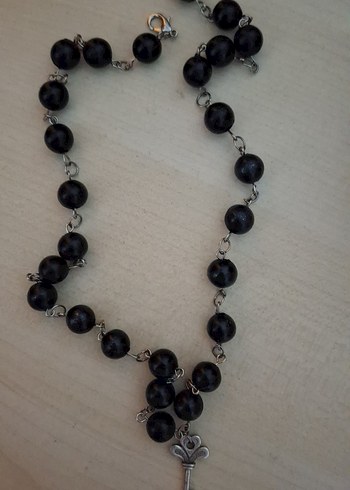 uzun siyah boncuklu gotik kolye