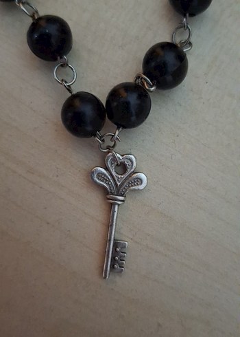 Accessorize uzun siyah boncuklu gotik kolye