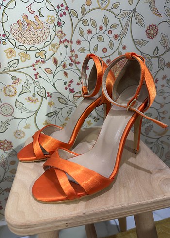 Yüksek Topuklu Turuncu Sandalet - Görsel 3