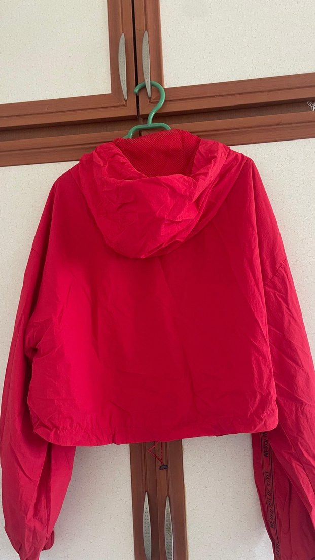 Kırmızı Kapüşonlu Mini Yağmurluk - Görsel 2