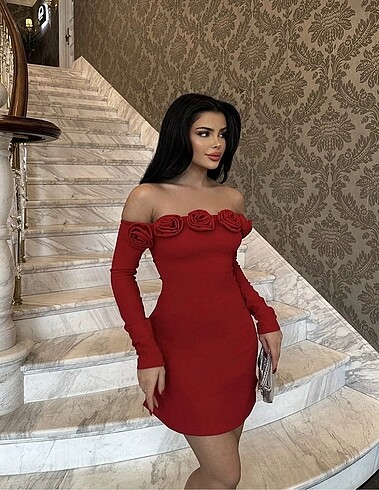 Kırmızı gül detaylı mini elbise