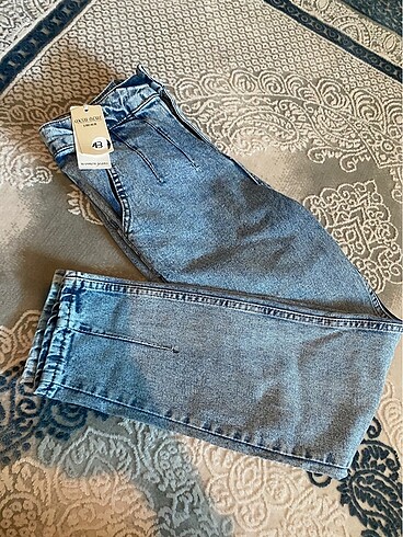 Etiketli jean